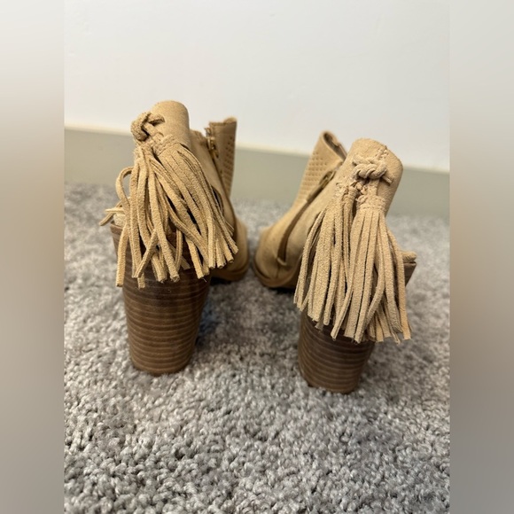 Gianni Bini Peep Toe Tassled Heels - Picture 4 of 8